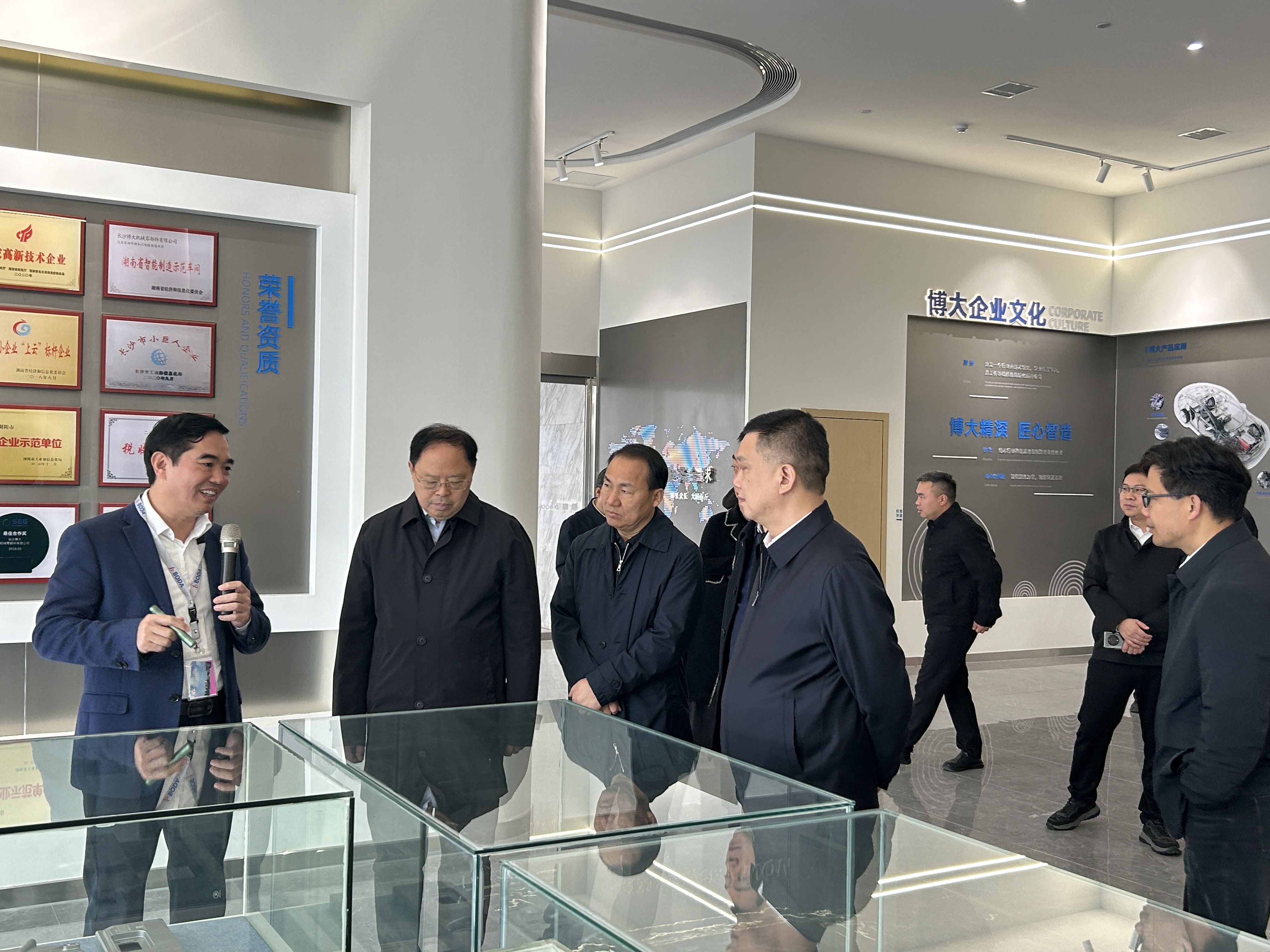 湖南省人大常委會(huì)黨組副書記、副主任張劍飛一行來(lái)博大科工調(diào)研
